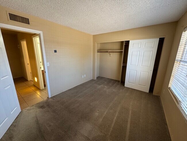 Building Photo - Glendale 3/2 With 2-Car Garage- 1/2 OFF FI...