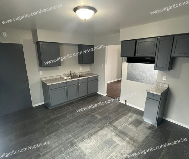 Building Photo - 3 Large Bedrooms • 1 Bathroom home in Gary...