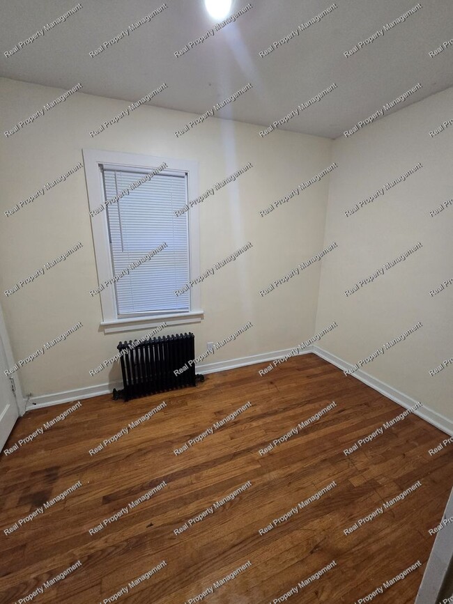 Building Photo - Freshly Painted 3 Bedroom