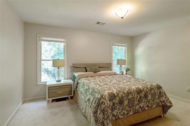 Building Photo - 3850 Glenhurst Dr