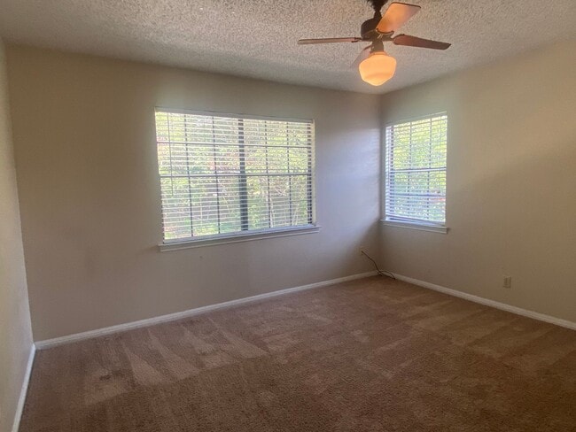 Building Photo - LARGE 4 BEDROOM BELTON ISD