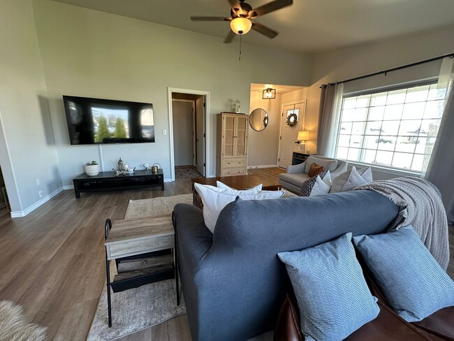 Building Photo - Beautiful 3/2 Home With Backyard Oasis!