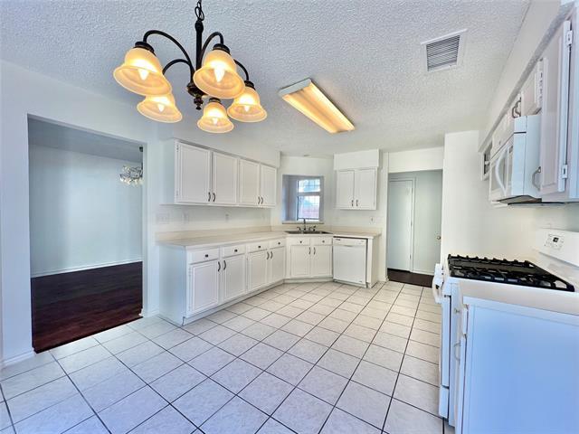 Building Photo - 7420 Blackthorn Dr