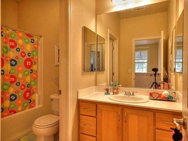 Building Photo - Pleasanton  Vineyard Downtown 3+office/2.5ba w/2 car garage!