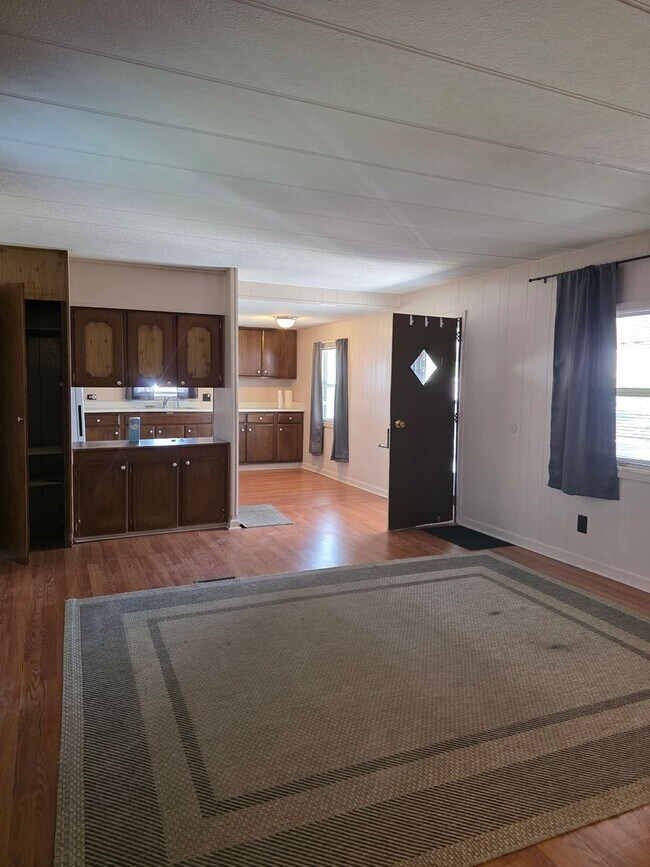 Building Photo - 3 Bedroom 1.5 Bath Mobile Home. Please read Description!