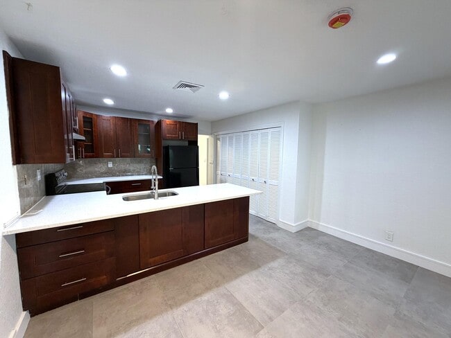 Building Photo - 4019 Woodside Dr