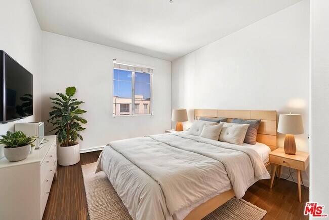 Building Photo - 360 W Ave 26