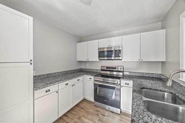 Building Photo - Newly renovated, adorable 3-bedroom, 1-bath home in Rock Hill!