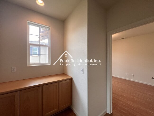 Building Photo - Beautiful 4bd/2.5ba Folsom Home with 2 Car Garage!