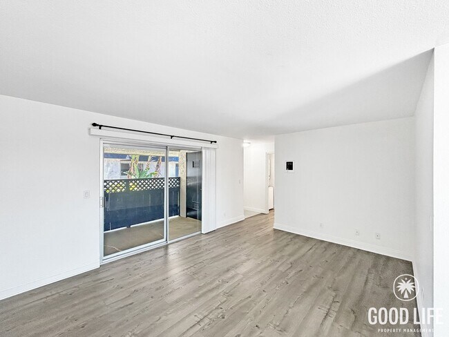 Building Photo - Beautiful 1BD/1BA W/ Reserved Parking and In-Unit Laundry in North Park!