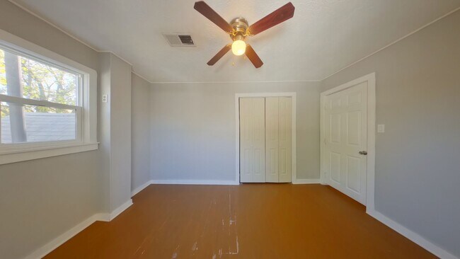 Building Photo - 3 Bedroom Home