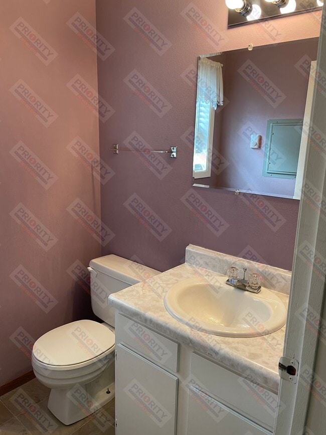 Building Photo - 3 bedroom, 1.5 bath townhome