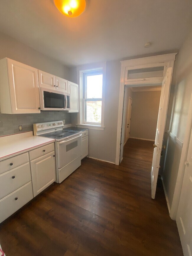 Building Photo - 5049 Lindenwood Ave