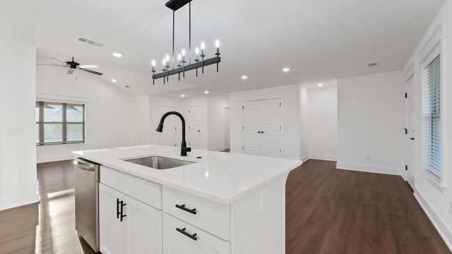 Building Photo - "Charming Farmington Retreat: Spacious 3-B...