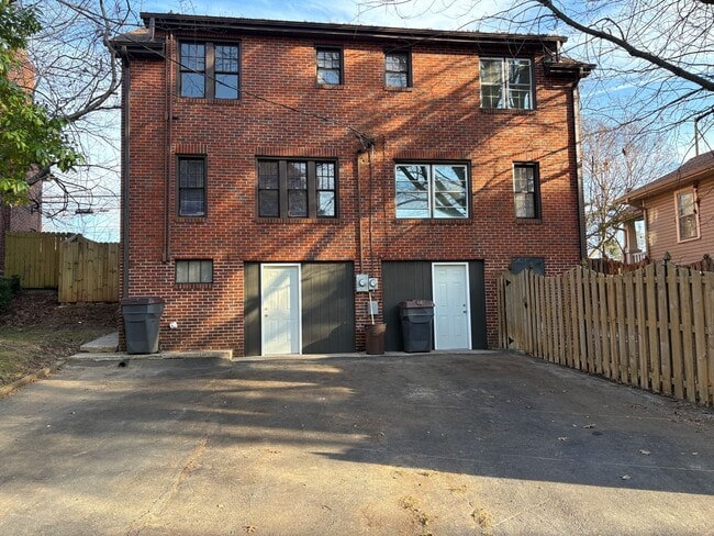 Building Photo - 2 Bedroom, 1 Bathroom Apartment in Reidsville!