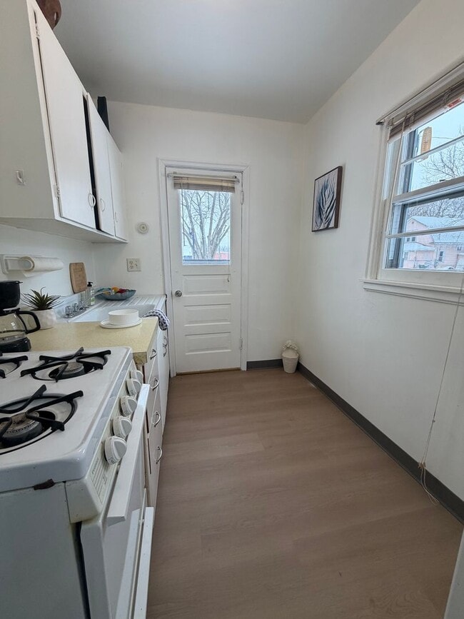 Building Photo - 1 bed, 1 bath for rent in quiet Waterloo neighborhood