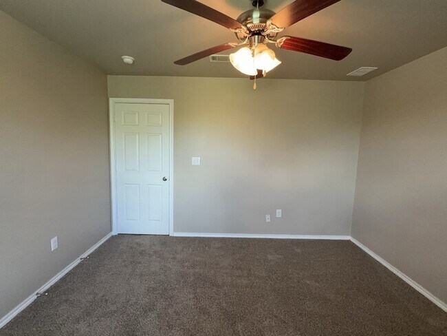 Building Photo - 704 E College St