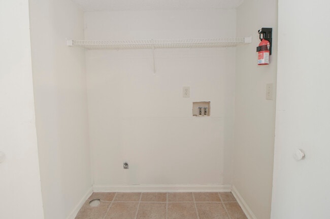 Building Photo - 2000 Tynewood Dr