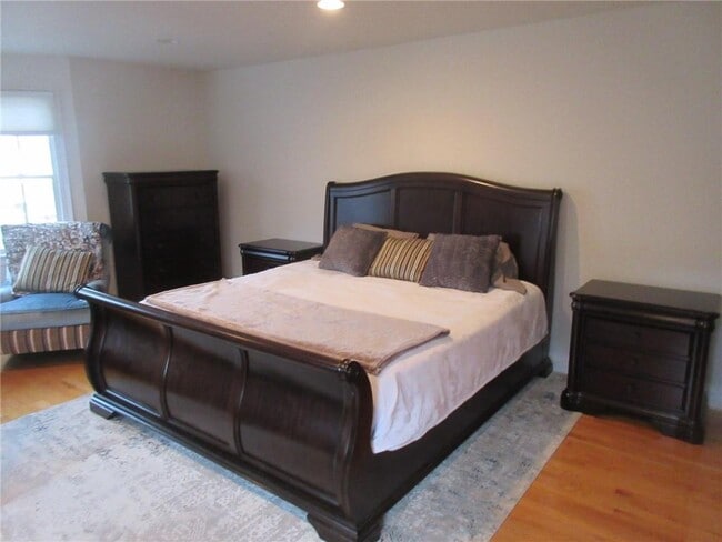 Building Photo - 270 Waterman St