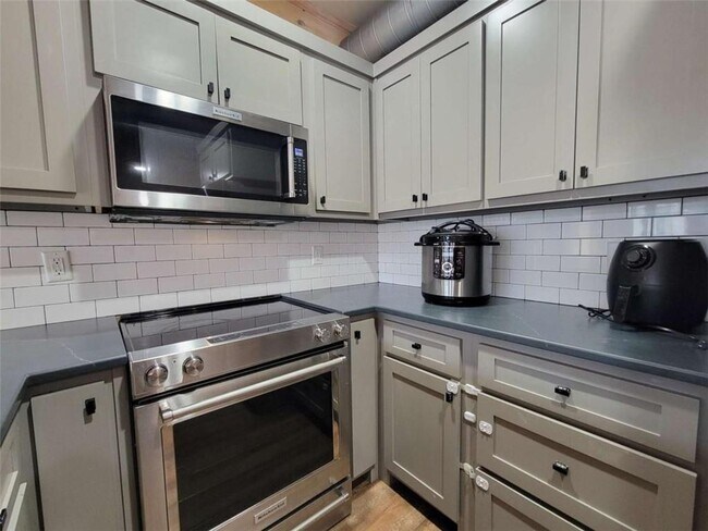 Building Photo - 550 E Main St