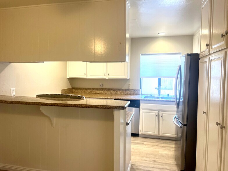 Granite Countertop - 10659 Caminito Cascara