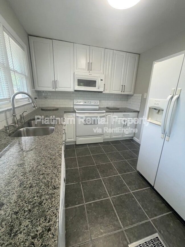 Building Photo - 3485 Maplehurst Dr