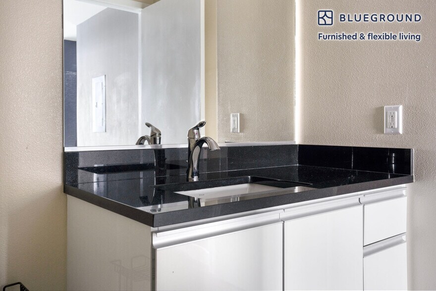 Building Photo - 690 Long Bridge St