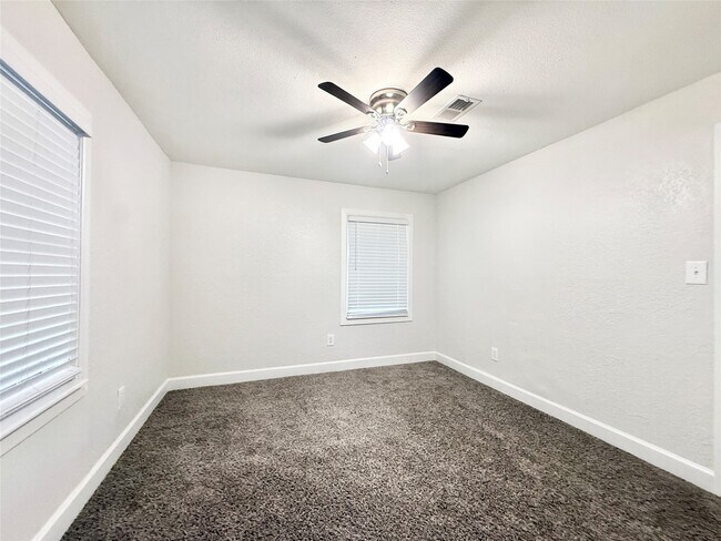 Building Photo - 137 Laurel St