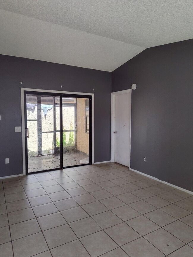 Building Photo - Welcome to Silver Springs Shores–Plaza Rid...