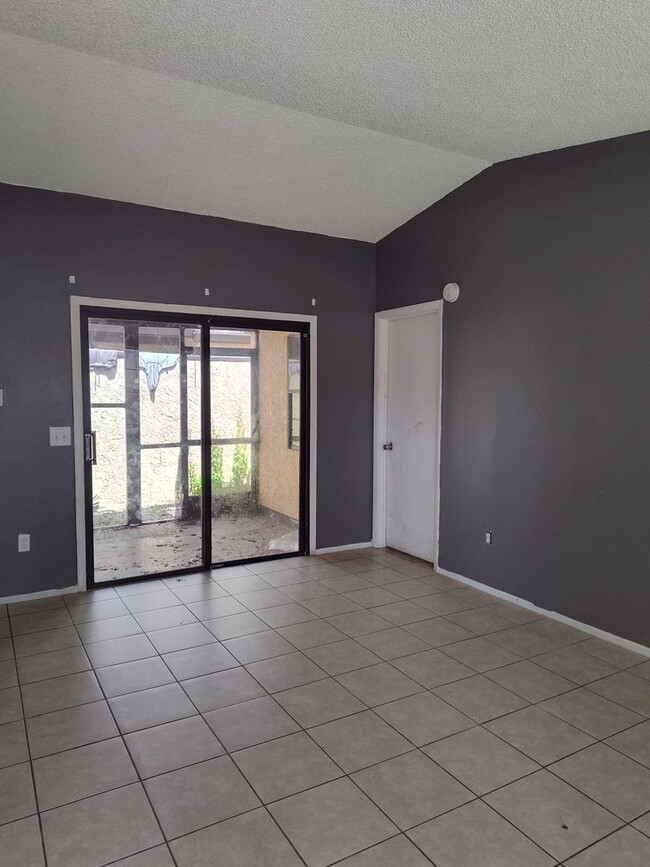 Building Photo - Welcome to Silver Springs Shores–Plaza Ridge – Comfort, Convenience & Affordability in the Heart ...