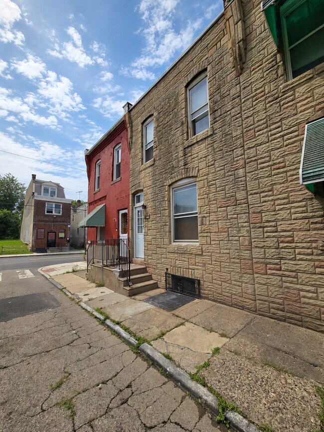 Building Photo - Beautiful Newly-Renovated Home!