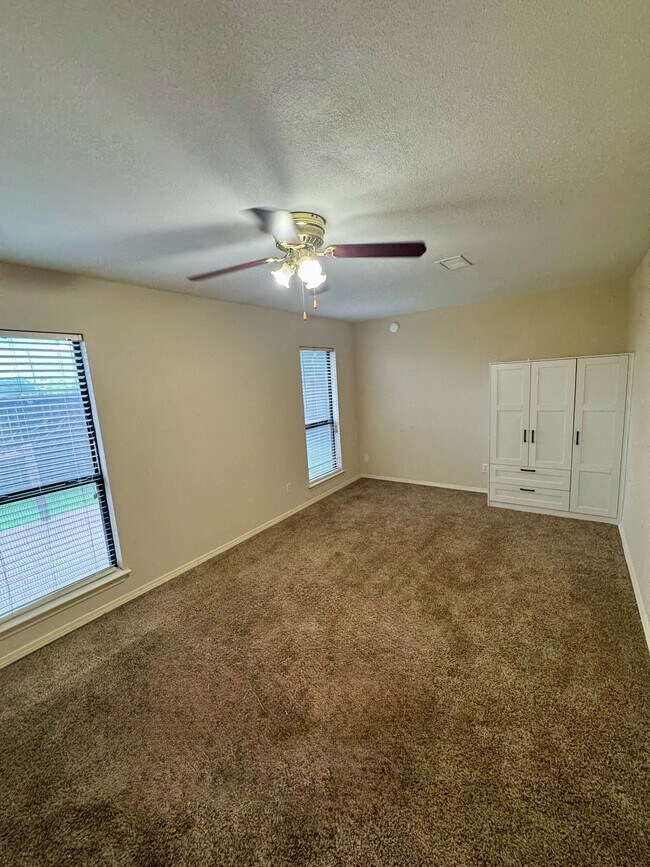 Building Photo - 3205 Hillcrest Dr