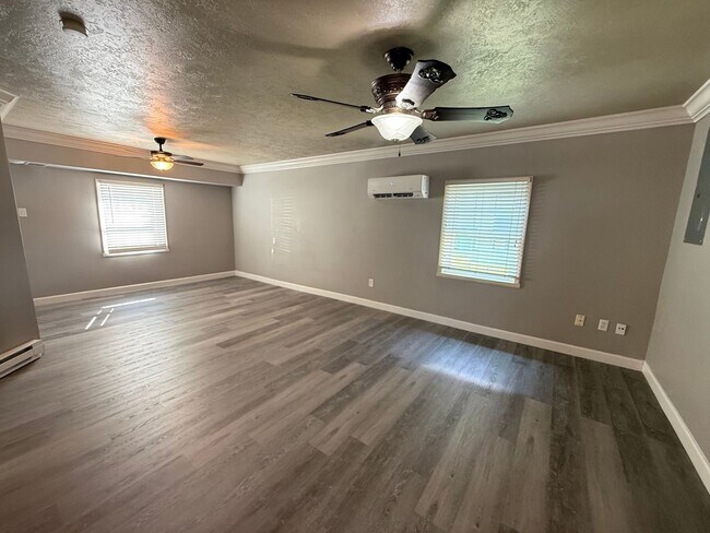 Building Photo - Private Charming Home!