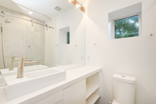 Building Photo - 1315 Lakin St