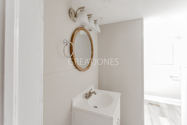 Building Photo - Charming 3 Bedroom in LaGrange!