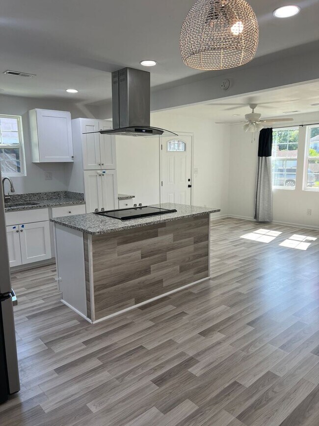 Building Photo - Recently reduced in price!! Welcome to thi...
