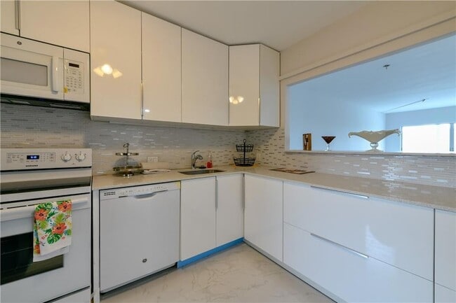 Building Photo - 2751 N Palm Aire Dr