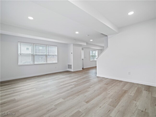 Building Photo - 2362 W 6th St