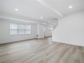 Building Photo - 2362 W 6th St