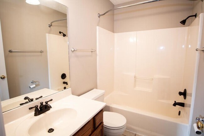 Building Photo - Knoxville 37922 - 3 bedroom, 2 bath with fenced-in yard - Call Susan Niedergeses (865) 300-4722