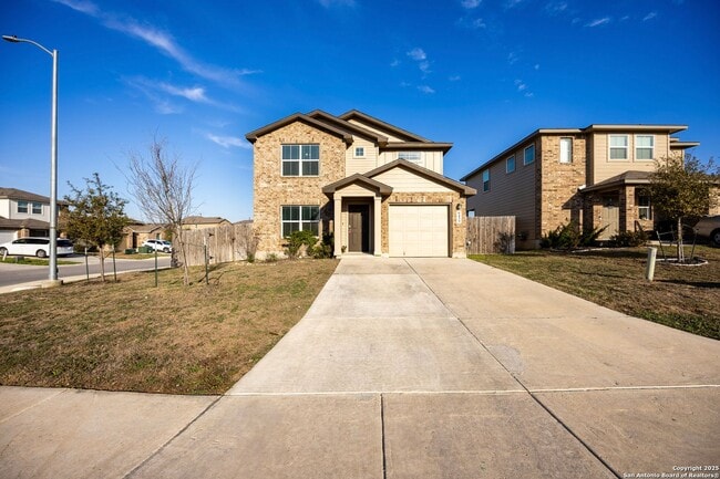 Building Photo - Move in Ready 3 Bedroom Two-story Home