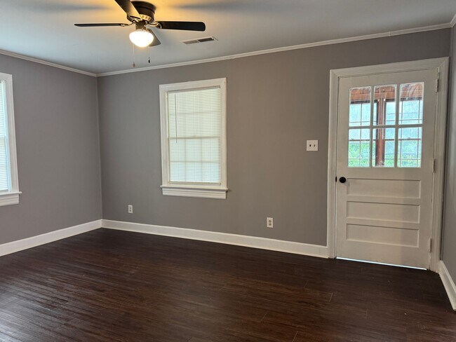 Building Photo - 709 E Vernon Ave