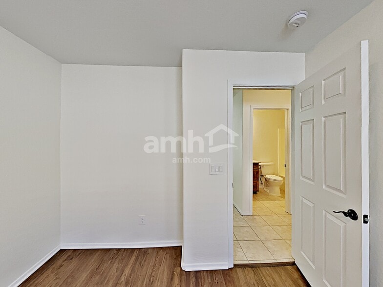 Building Photo - 13830 W Keim Dr