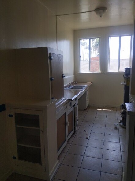 Kitchen - 2102 W 48th St