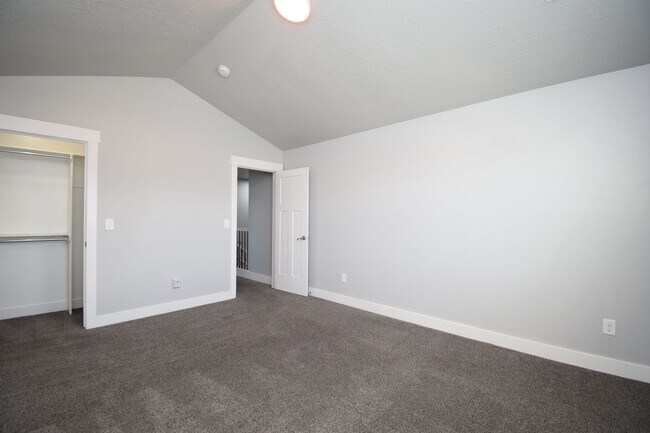 Building Photo - Spacious and Bright 5 Bed 3.5 Bath in Riverton!!