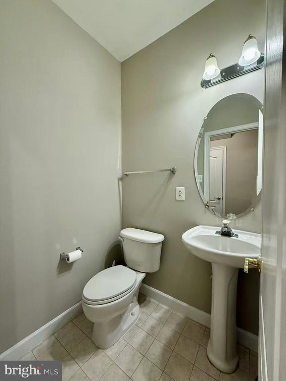Building Photo - 612 Garden View Square