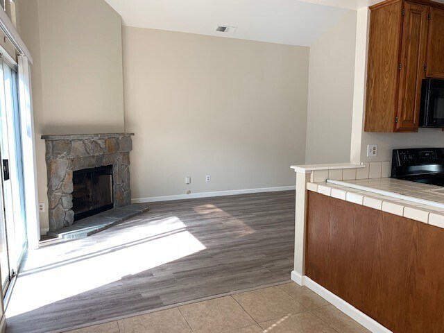 Building Photo - Spacious 3 Bedroom / 2 Bath Home with a Bo...