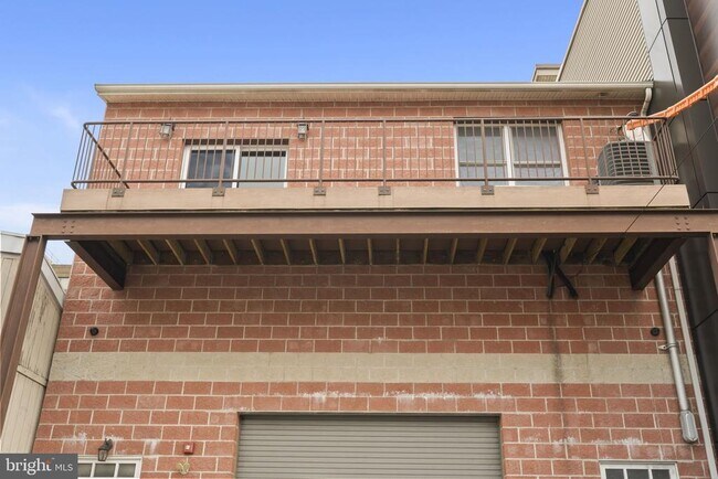 Building Photo - 118-20 Richmond St