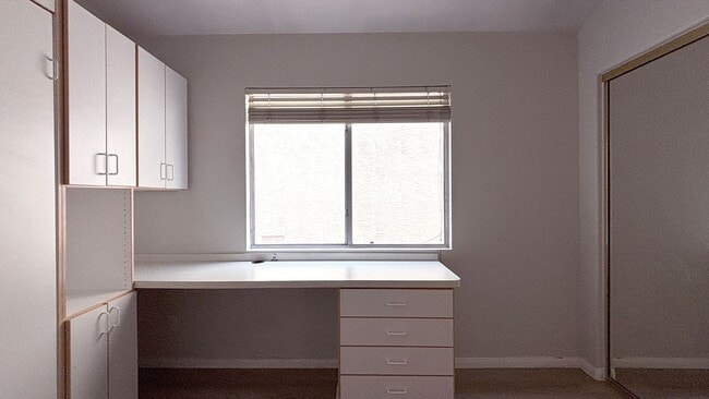 Building Photo - Single Story Summerlin Home with 3 Bedrooms! No Carpets. New Laminate Flooring. Cute backyard.