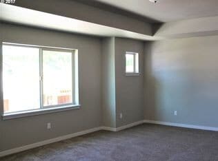 Building Photo - BEAUTIFUL CREEKWOOD TOWNHOME! 3 BR, 2.5 BA